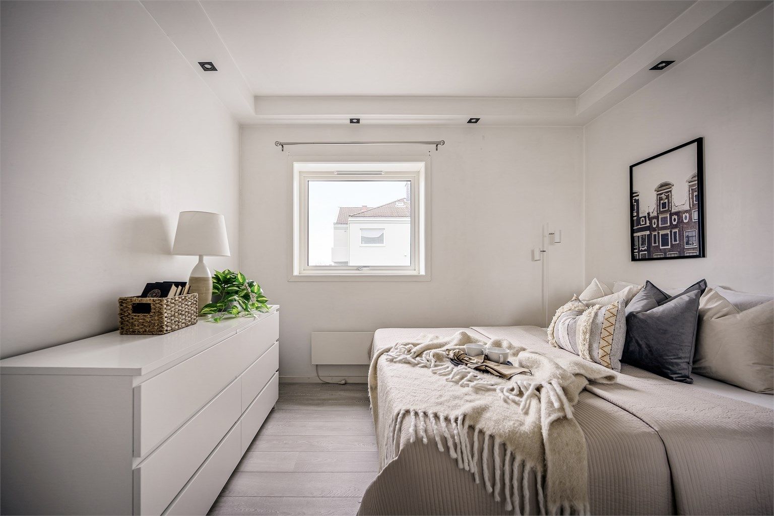 Plass til stor dobbeltseng og nattbord. 