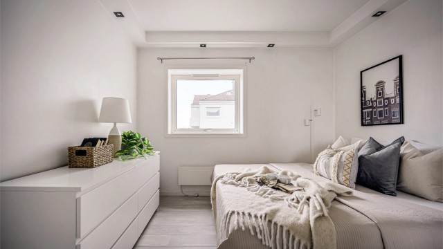Plass til stor dobbeltseng og nattbord.