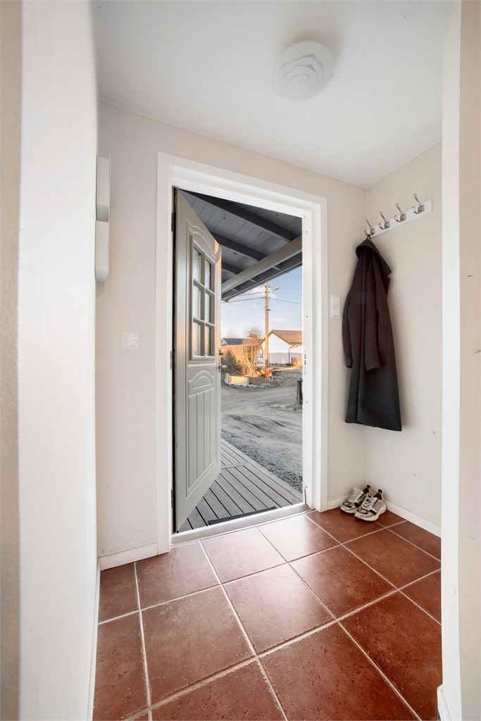 Man kommer inn i en flislagt entré med gulvvarme 