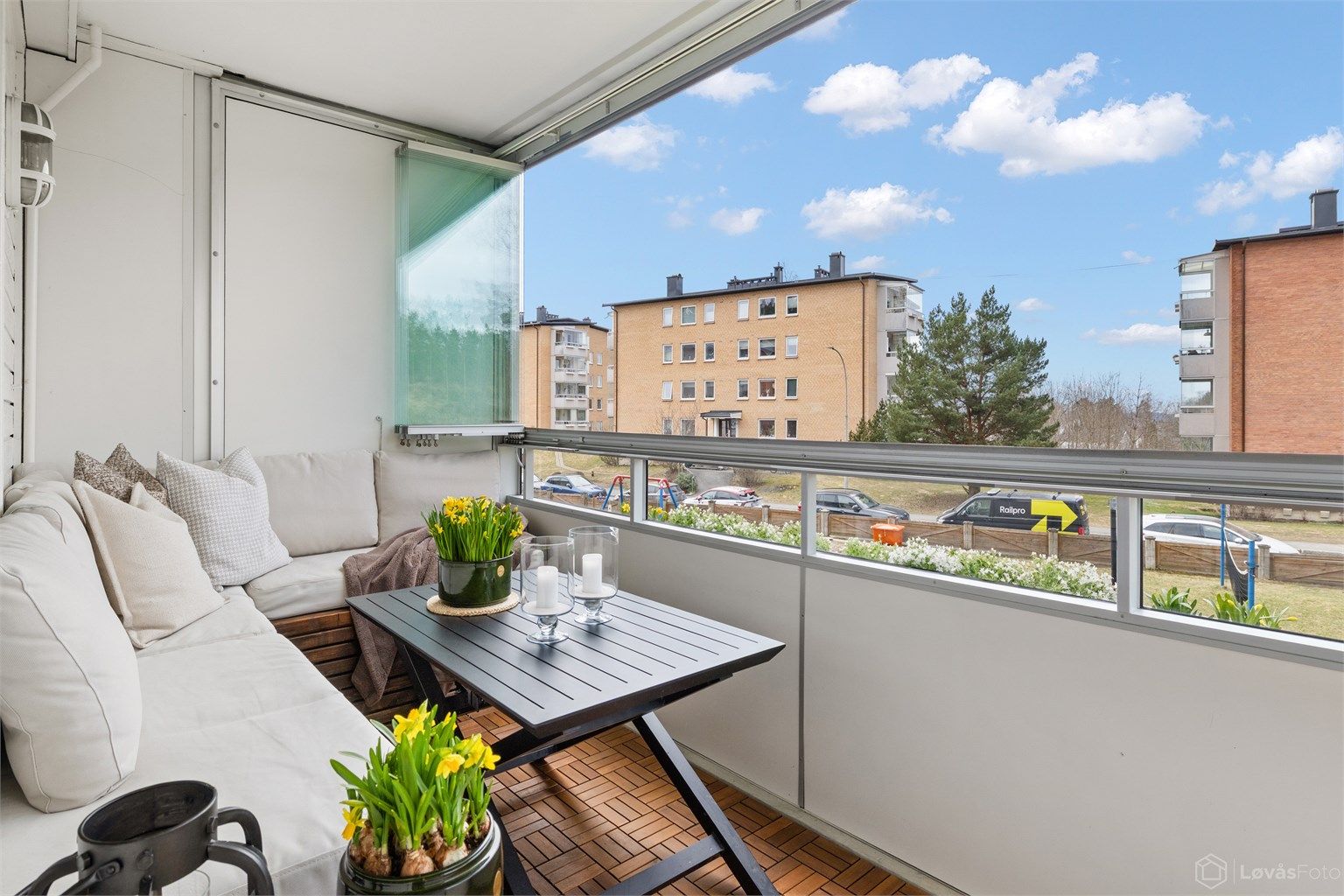 Vestvendt og innglasset balkong på 9 kvm med utsyn over plenareal og mot blindvei