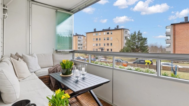 Vestvendt og innglasset balkong på 9 kvm med utsyn over plenareal og mot blindvei