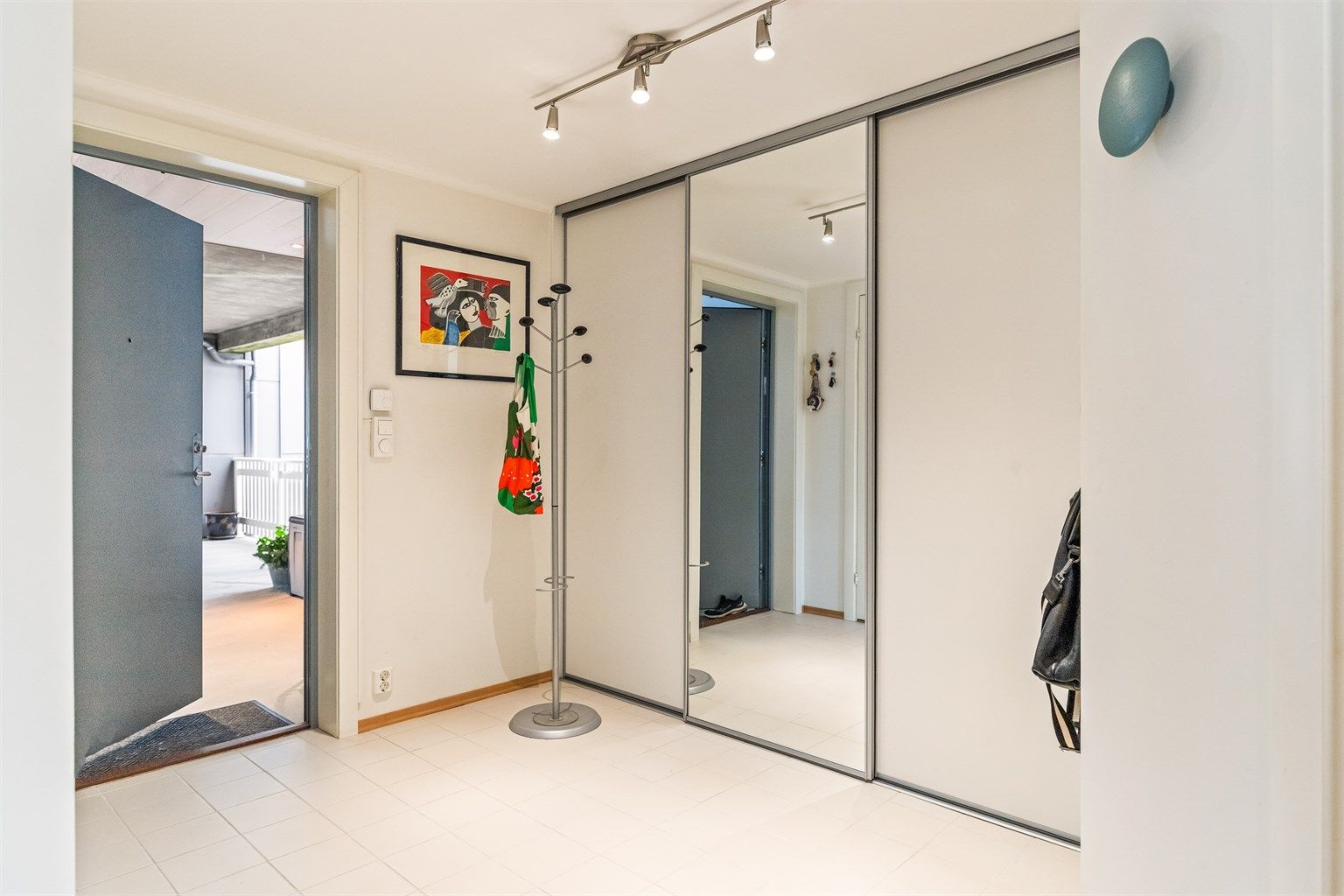 Romslig gang/entré med skyvedørsgarderobe