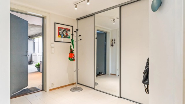 Romslig gang/entré med skyvedørsgarderobe
