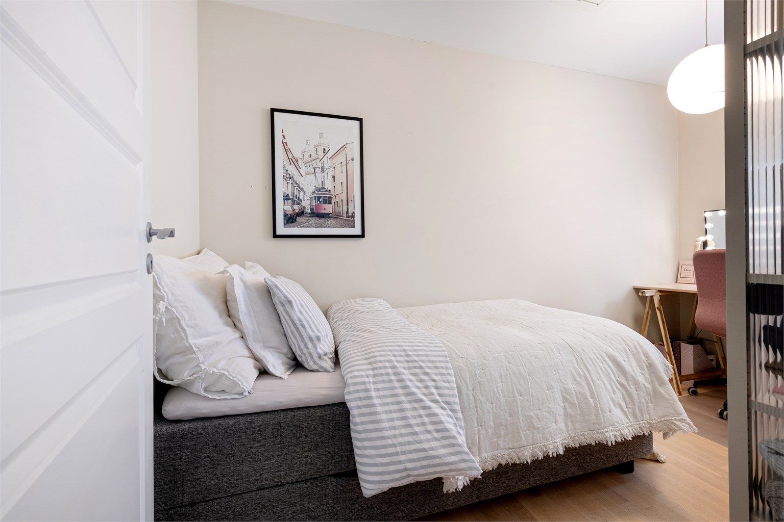 Dette rommet egner seg godt som gjesterom, kontor eller et ekstra soverom.