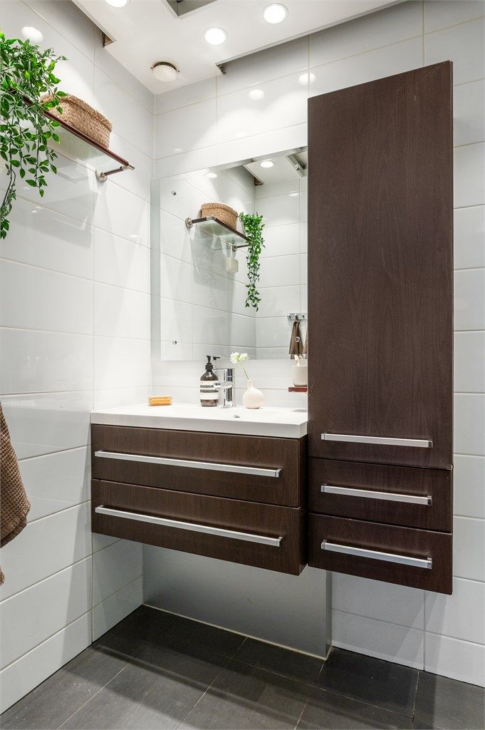 Gulvet har elektriske varmekabler og det er opplegg for vaskemaskin.