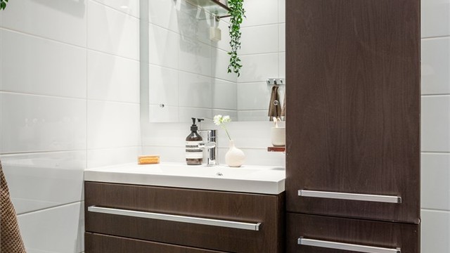 Gulvet har elektriske varmekabler og det er opplegg for vaskemaskin.