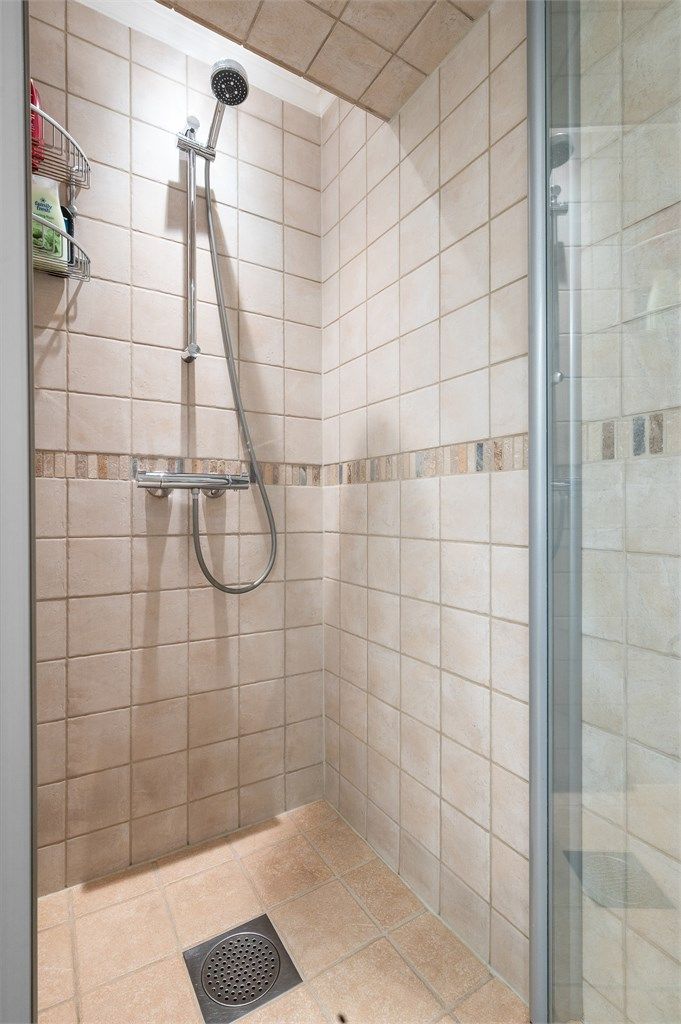 Dusjhjørne med svingbar glassdør.