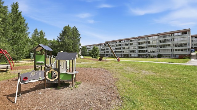 Rett utenfor døren finnes store grøntområder med lekeplass for de minste.