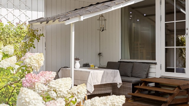 Den store, vestvendte markterrassen ligger skjermet til og har direkte utgang fra stuen.