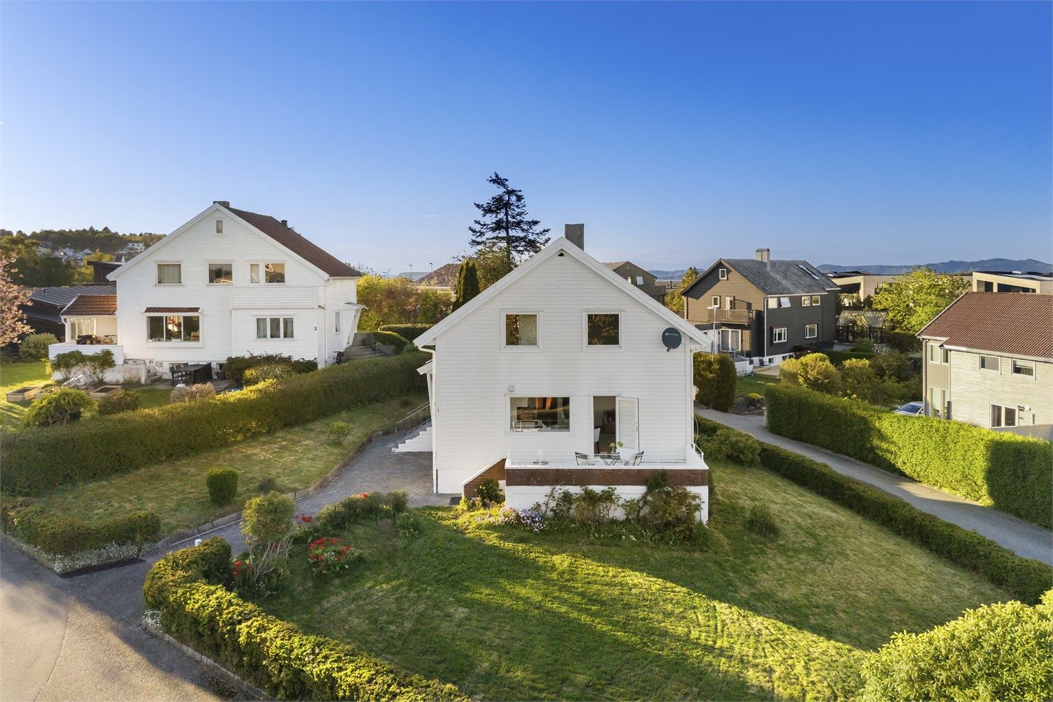 Boligen er godkjent som tomannsbolig og inneholder to separate boenheter. En i første etasje og en i andre samt kjeller.