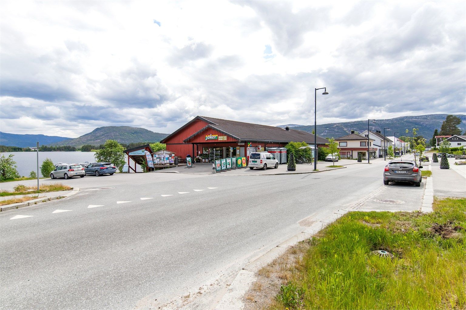 Nærmeste dagligvarehandel er Joker Vrådal, som ligger ca. 8 minutter unna med bil.