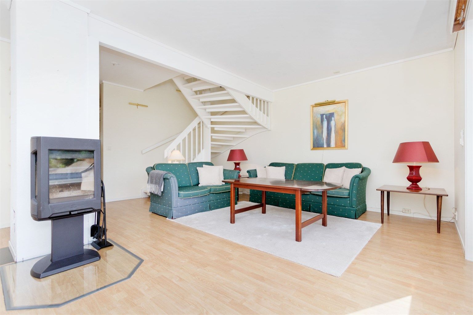 Stuen har god plass til sofaløsning med tilhørende møblementer og tv-seksjon