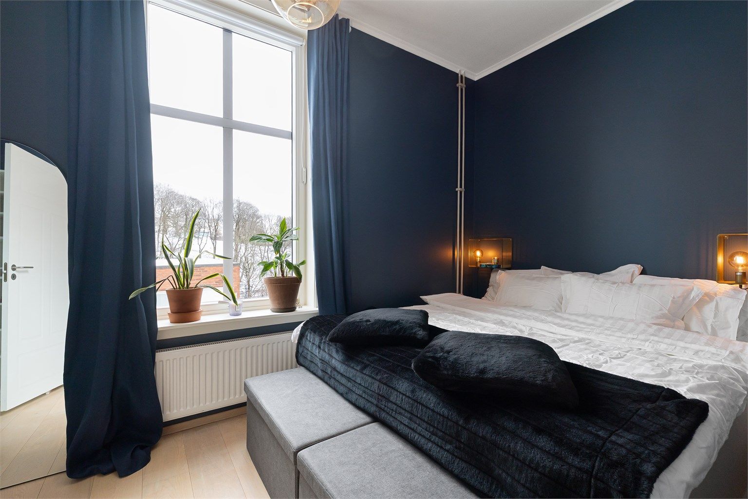 Soverommet ligger tilbaketrukket fra stuen og har god plass til dobbeltseng.