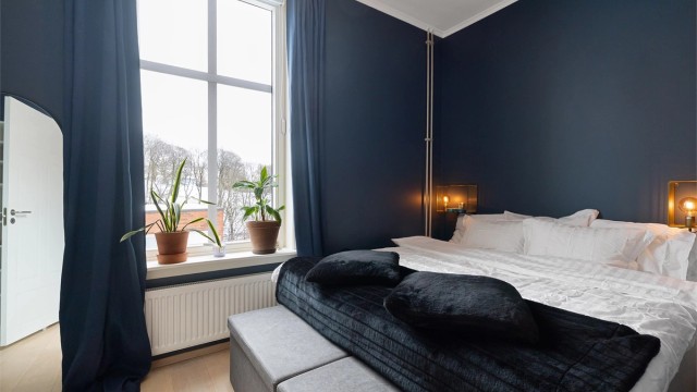 Soverommet ligger tilbaketrukket fra stuen og har god plass til dobbeltseng.