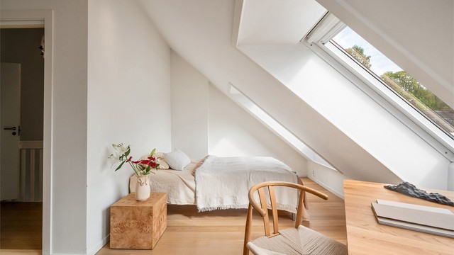 Loftsetasjen ble innredet i 2008 og består av to gode soverom, et delikat bad og trapperom.