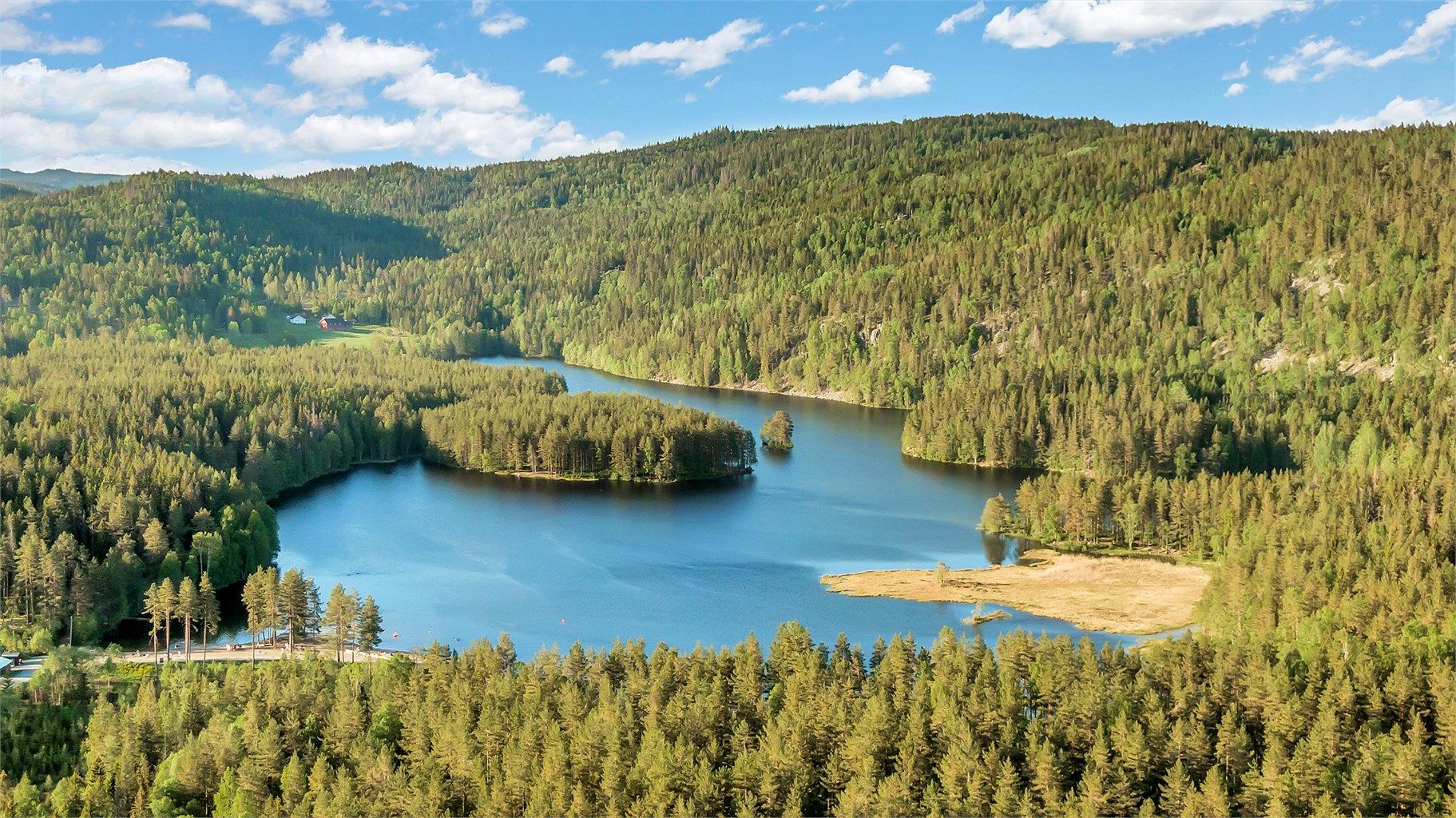 Fra eiendommen er det også sykkel-  joggeavstand til idylliske Burudvann med flytebrygger og strand