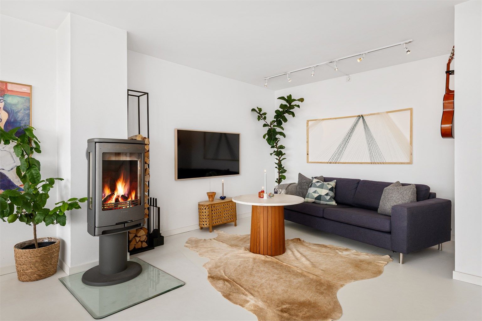 Peisovn i stuen som gir en lun og hyggelig atmosfære