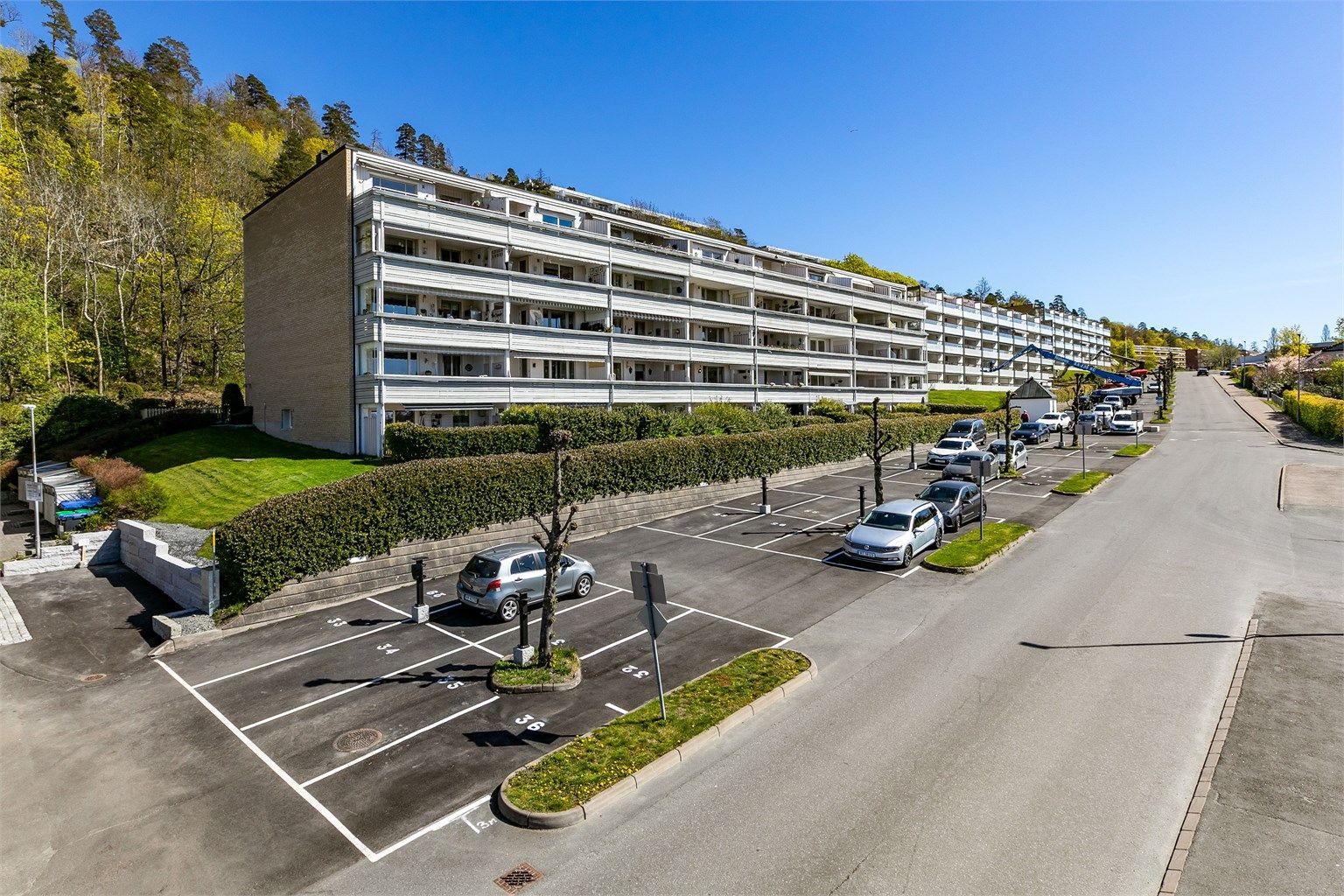 I veletablerte Refsnesalleen 2 borettslag inngår totalt 80 andelsleiligheter.
