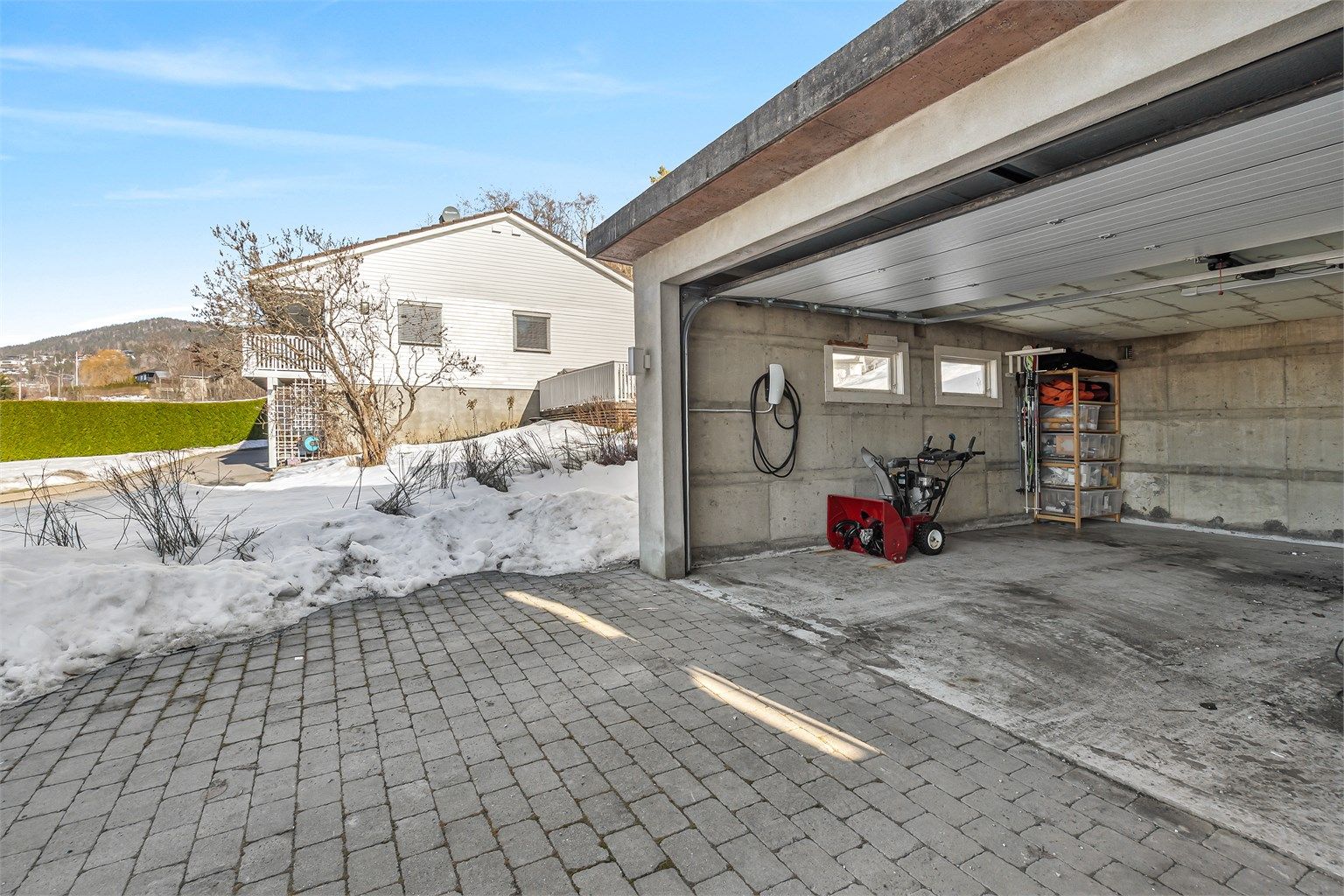 Garasjen på 30 m² er oppført i murkonstruksjon og har elektrisk portåpner samt el-billader.