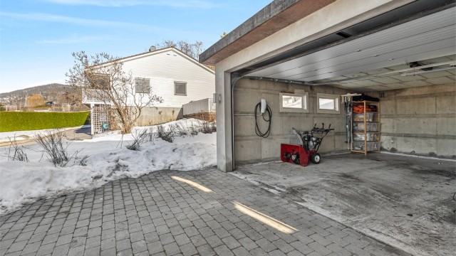 Garasjen på 30 m² er oppført i murkonstruksjon og har elektrisk portåpner samt el-billader.