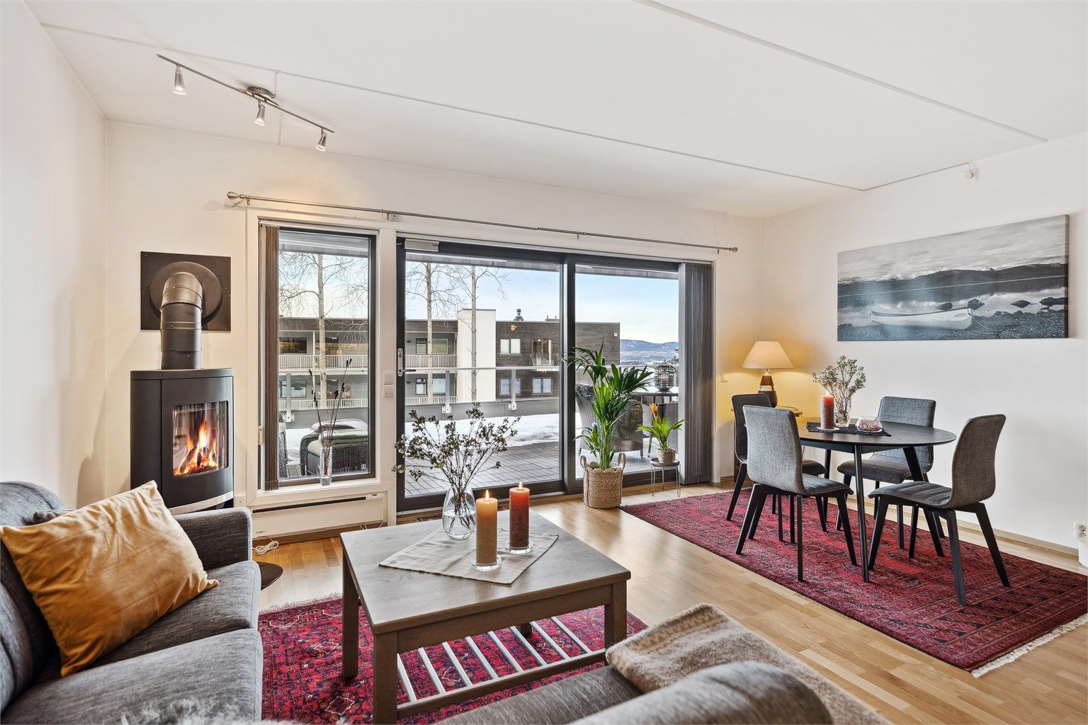 Store vindusflater gir rikelig med lys og det er direkte adkomst fra stuen ut til en romslig terrasse.