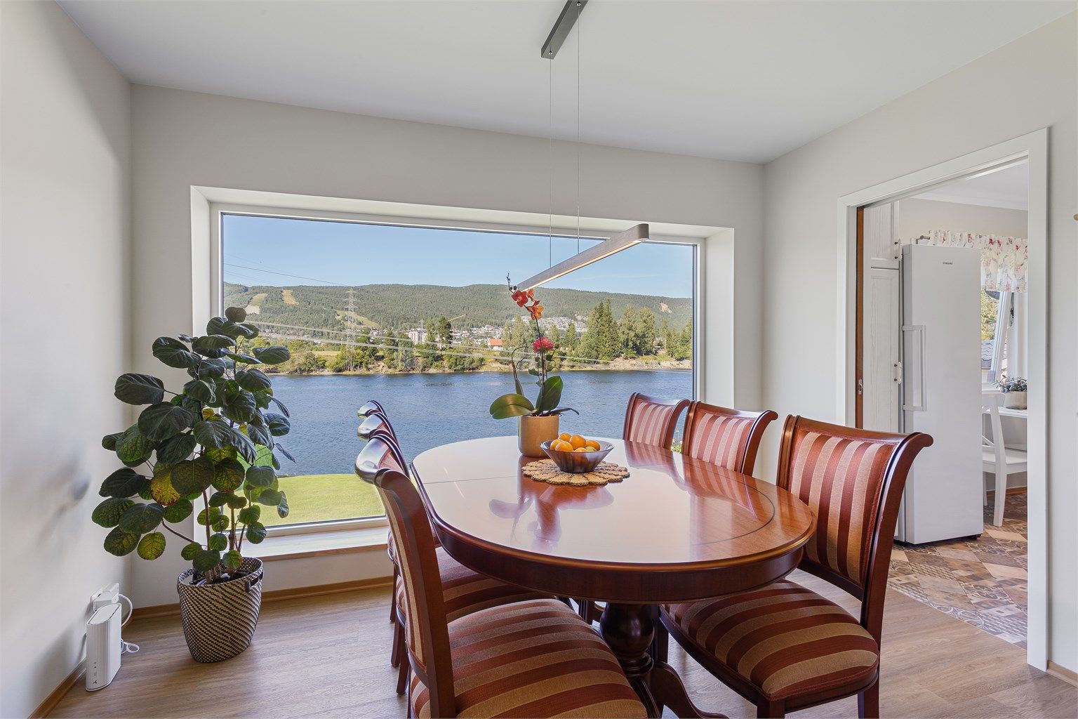 Lagt laminatgulv og varmefolie i gulv i 1. etasje i 2024