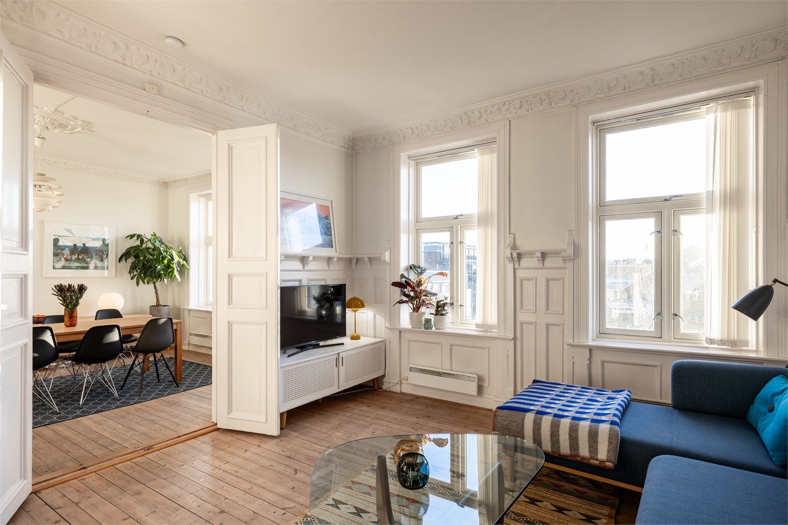 Klassisk planløsning med to stuer på rad, adskilt med originale doble fløydører.