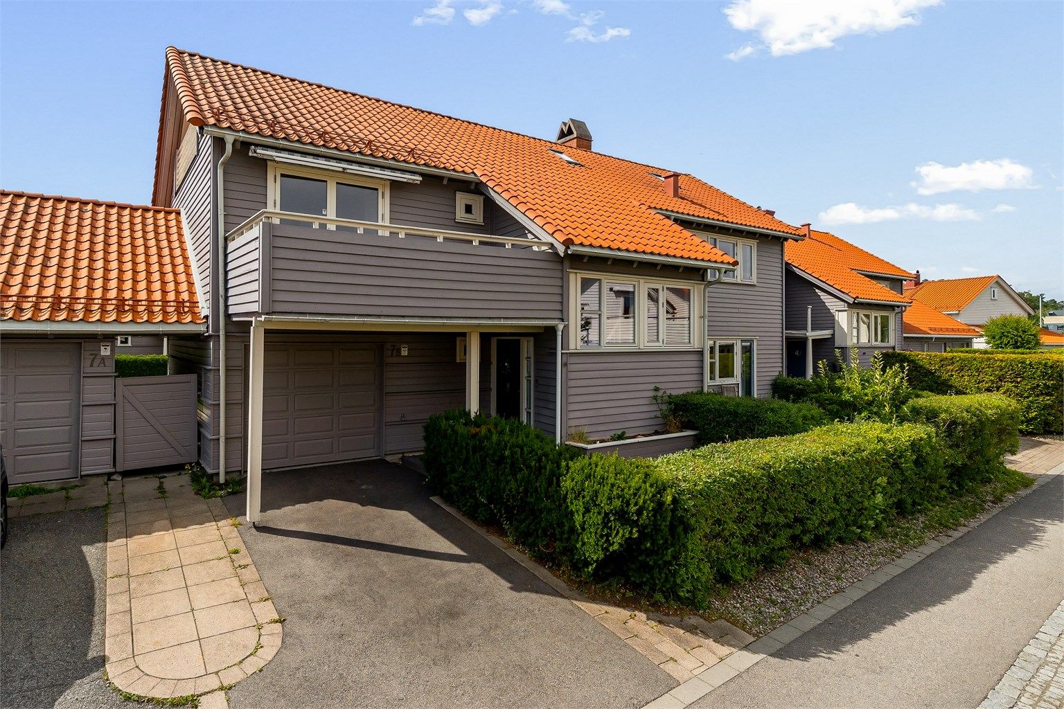 Gode parkerings muligheter med garasje samt gårdsplass som det kan parkeres to biler på