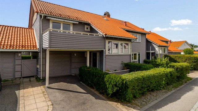 Gode parkerings muligheter med garasje samt gårdsplass som det kan parkeres to biler på