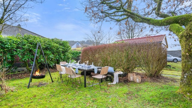 Skjermet og sjarmerende hage - Perfekt for lange sommerkvelder rundt båpannen