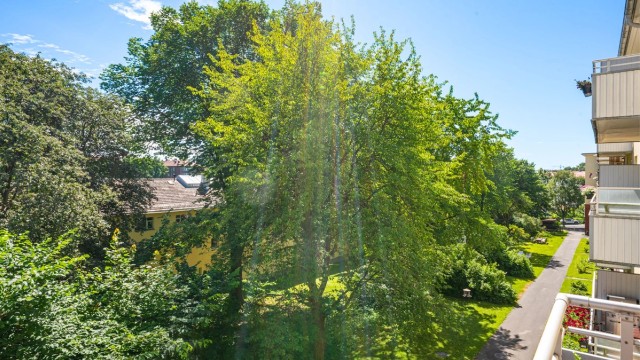 Hyggelig utsikt mot grøntarealet. Det er sol på denne balkongen til ca kl 14, før den andre balkongen mot vest får solen.