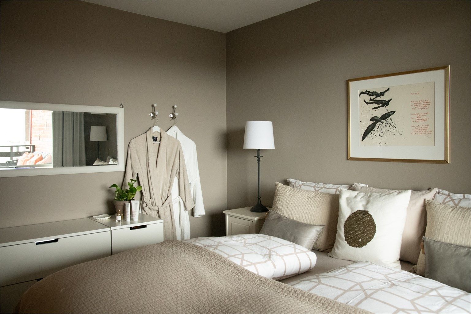 Hovedsoverommet har god plass til dobbeltseng og tilhørende møblement.