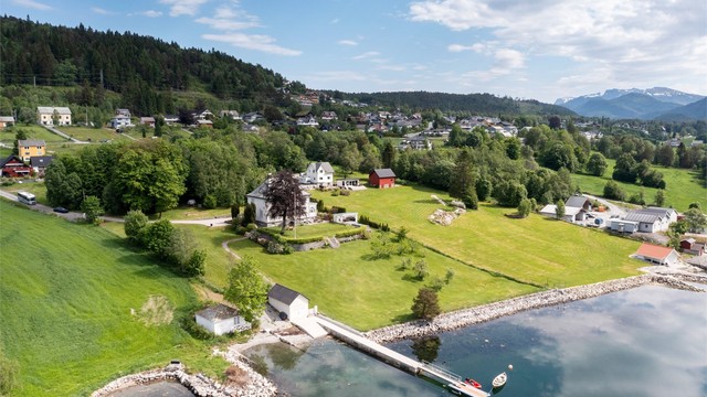 Beliggenheten er sentral med gangavstand til barnehager og Skodje barneskole