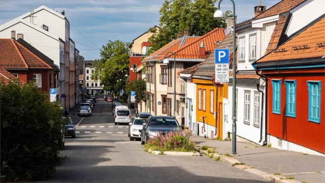 Området har et levende preg med gangavstand til Vålerenga og Kampens sjarmerende kafeer og restauranter.