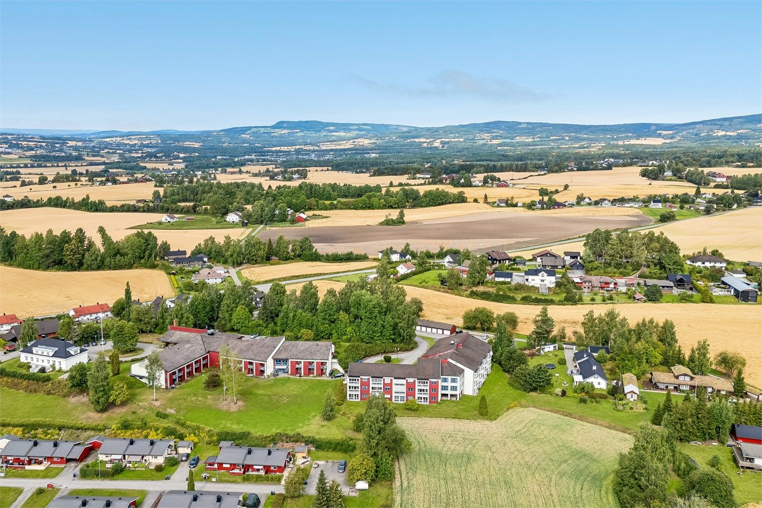 Det er om lag 1 km til nærbutikken Rema 1000, mens Hamar sentrum ligger ca. 5,5 km unna.