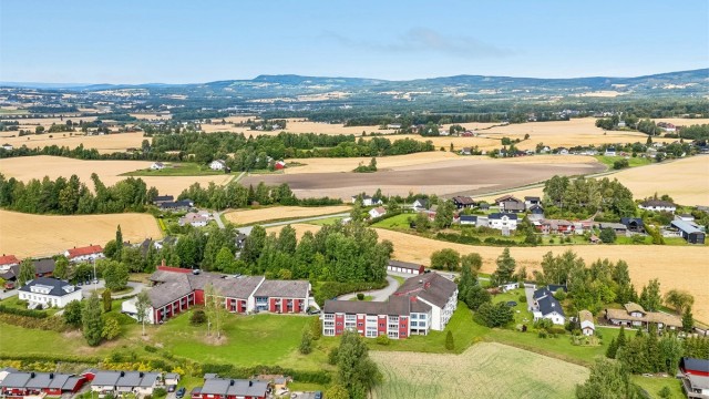 Det er om lag 1 km til nærbutikken Rema 1000, mens Hamar sentrum ligger ca. 5,5 km unna.