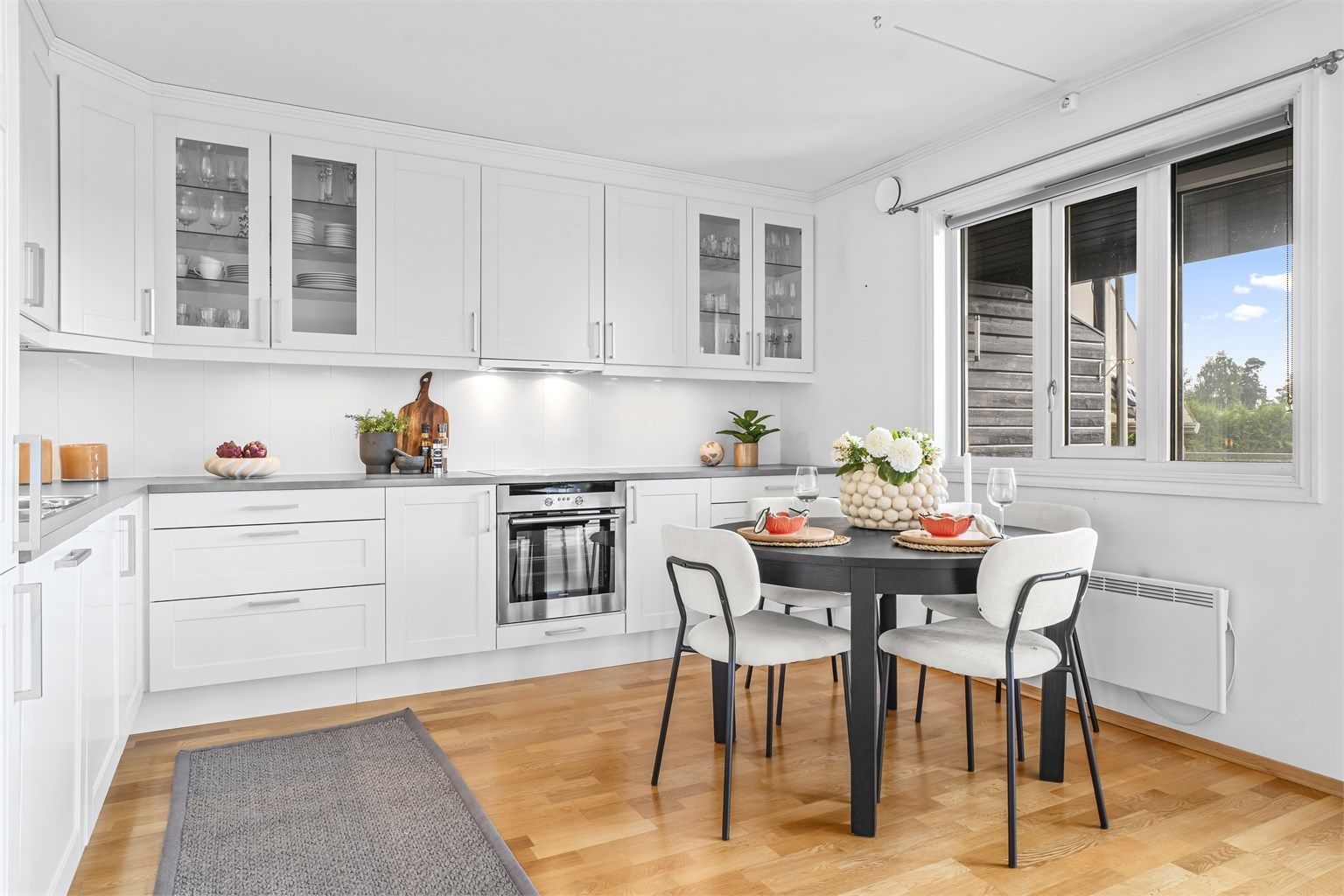 Lyst og pent kjøkken(Sigdal) fra bygge år med profilerte fronter og overskap som er bygget opp til himlingen slik at kjøkken et godt utnyttet 