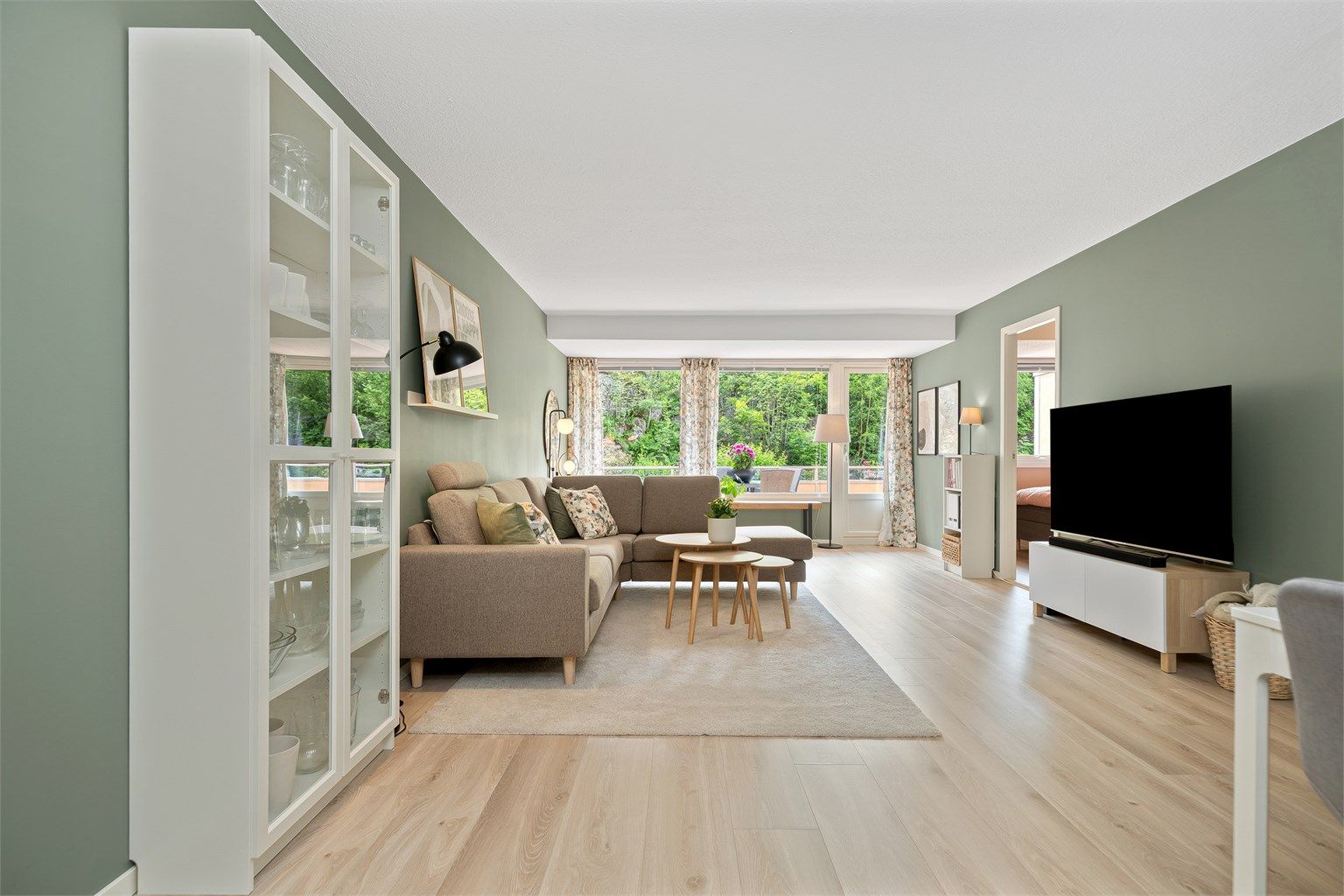 Stuen er meget romslig og har god plass til sofagruppe, tv-seksjon og det du måtte ha behov for. 