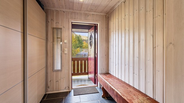 Entreen har flislagt gulv med gulvvarme og direkte adkomst til overbygd balkong ved inngangspartiet.