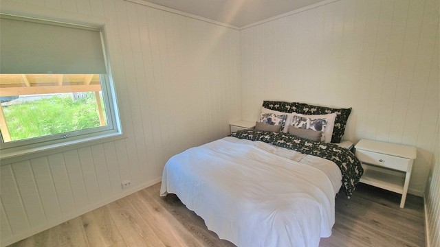 Det er montert solskjerming på flere vinduer.