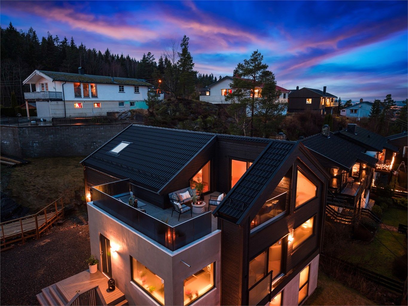 Boligen har en flott takterrasse på ca 29 kvm