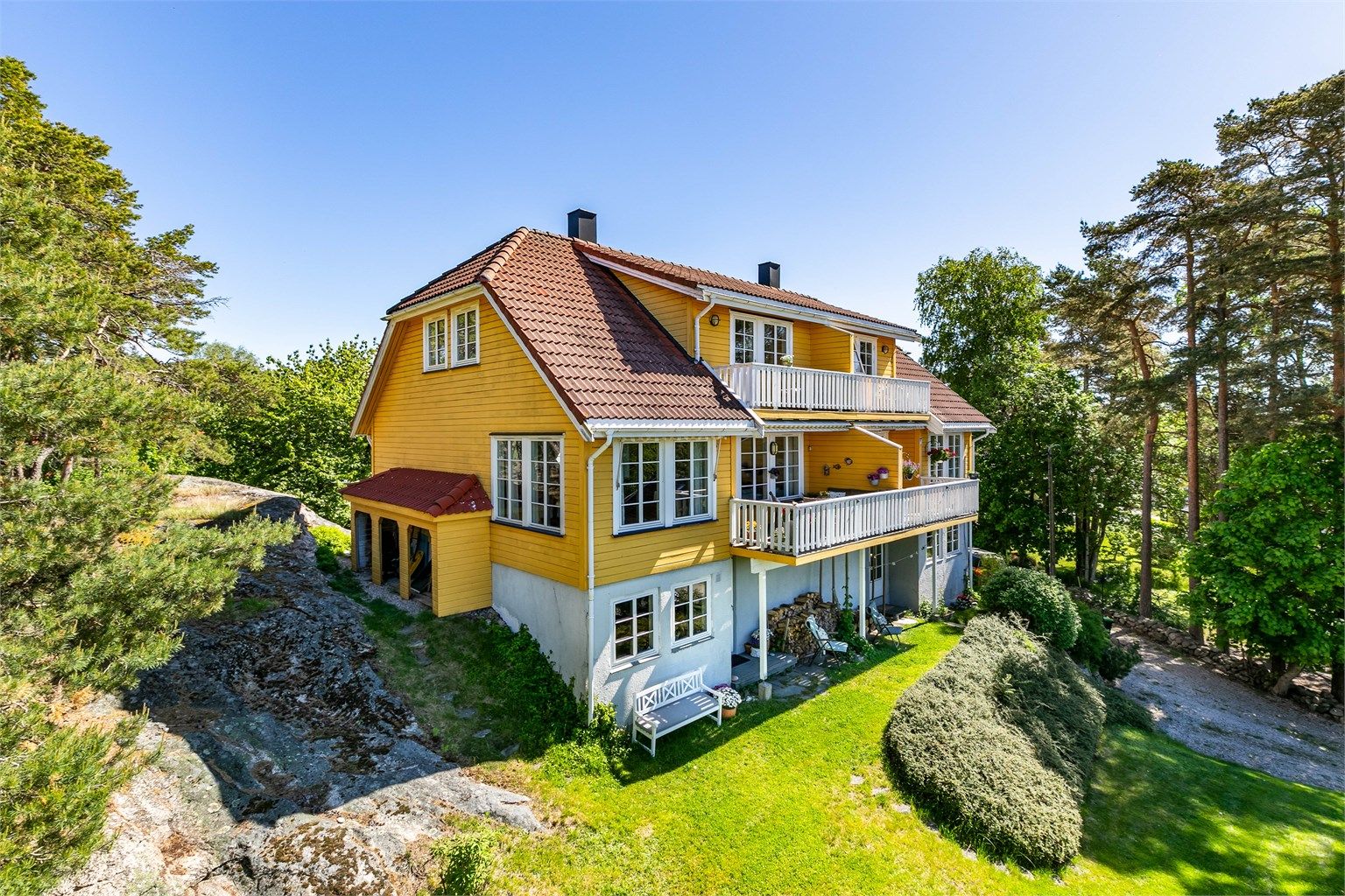 Med et innholdsrikt indre, en flott hage og flere uterom foran og bak er det lett å få følelsen av å bo i en enebolig.