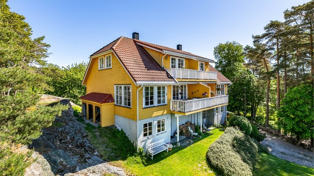 Med et innholdsrikt indre, en flott hage og flere uterom foran og bak er det lett å få følelsen av å bo i en enebolig.