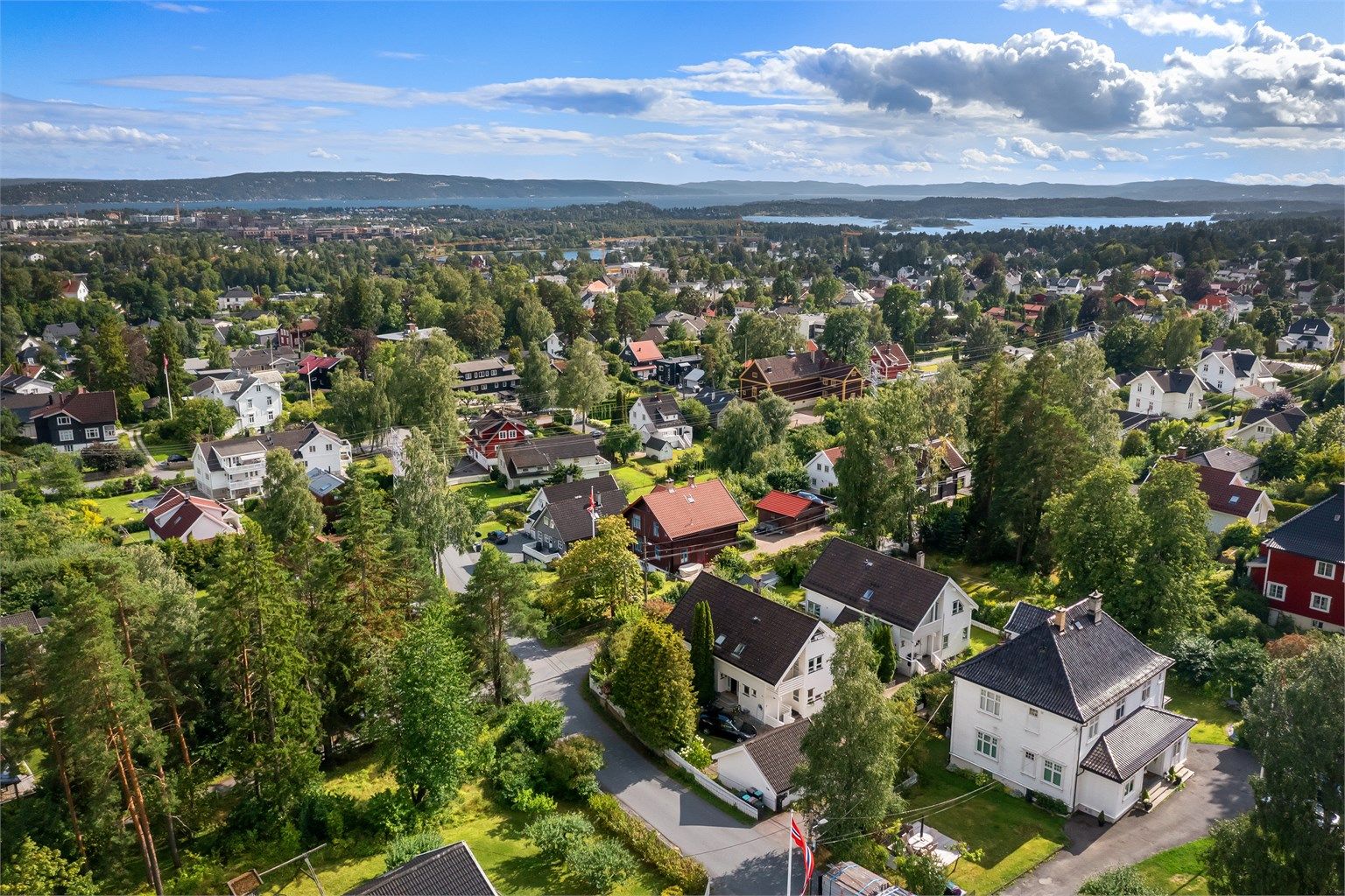 Fra Stabekk er det kun 15-20 minutter med bil til Oslo sentrum.