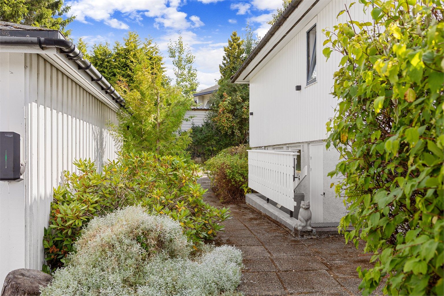 Her sees den separate inngangen til underetasjen, som gir et godt utgangspunkt for en eventuell fremtidig utleiedel.