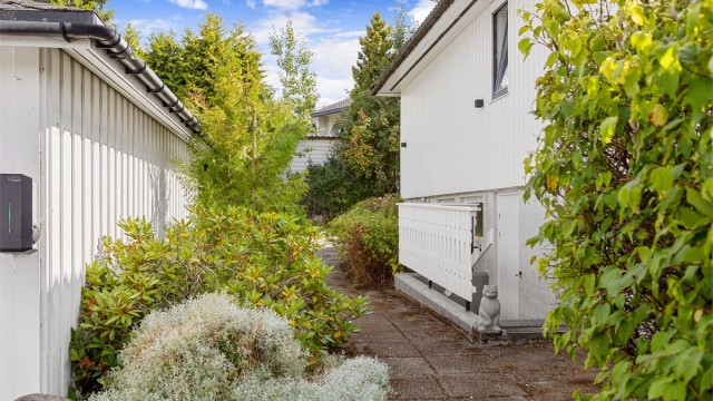 Her sees den separate inngangen til underetasjen, som gir et godt utgangspunkt for en eventuell fremtidig utleiedel.