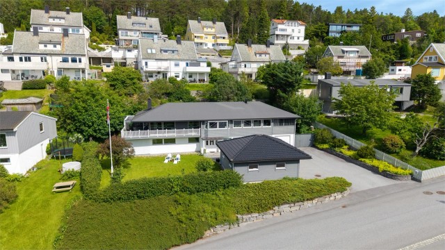 Fasade, garasje og skjermet hage