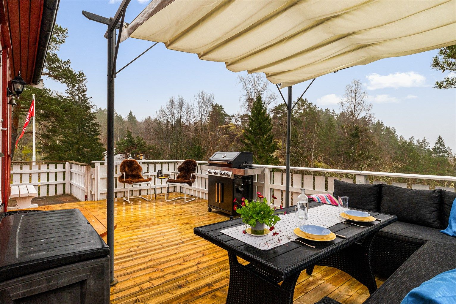 SPISE UTE: Om Sommeren foretrekker nåværende eier så sant det er mulig å være ute på den solrike terrassen.