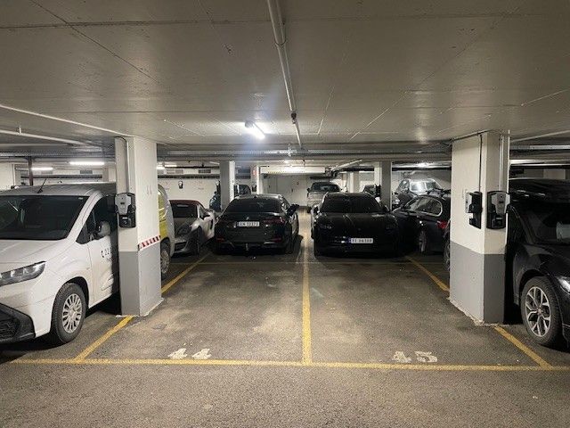 Garasjeplass nr. 45 til høyre i bilde. Medfølger El-bil lader på vegg.