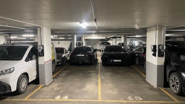 Garasjeplass nr. 45 til høyre i bilde. Medfølger El-bil lader på vegg.